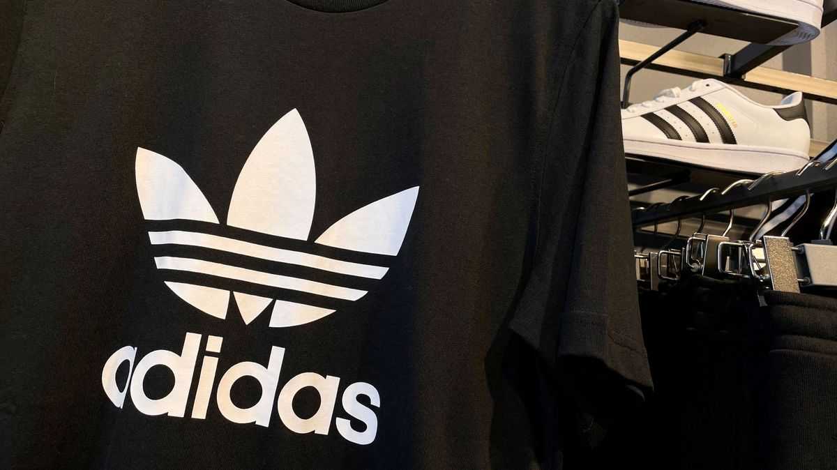 Adidas na podzim znovu otevře své ruské pobočky, píší v Rusku